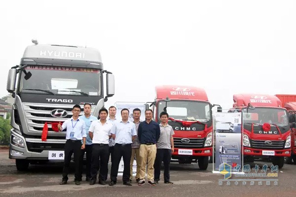 四川现代与会人员合影留念